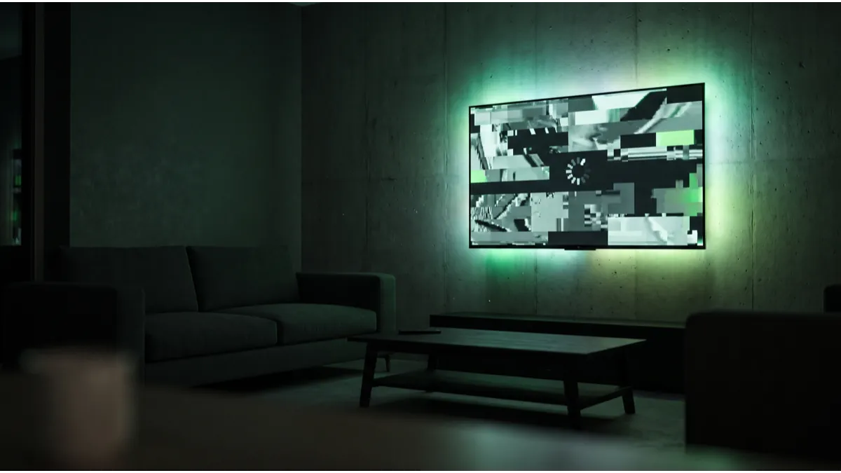 Téléviseur affichant une image figée et pixelisée dans un salon sombre