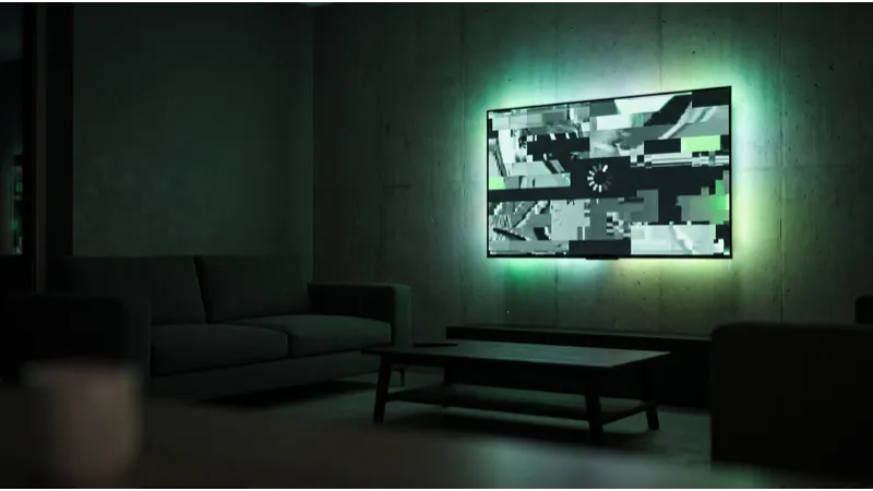 Téléviseur affichant une image figée et pixelisée dans un salon sombre